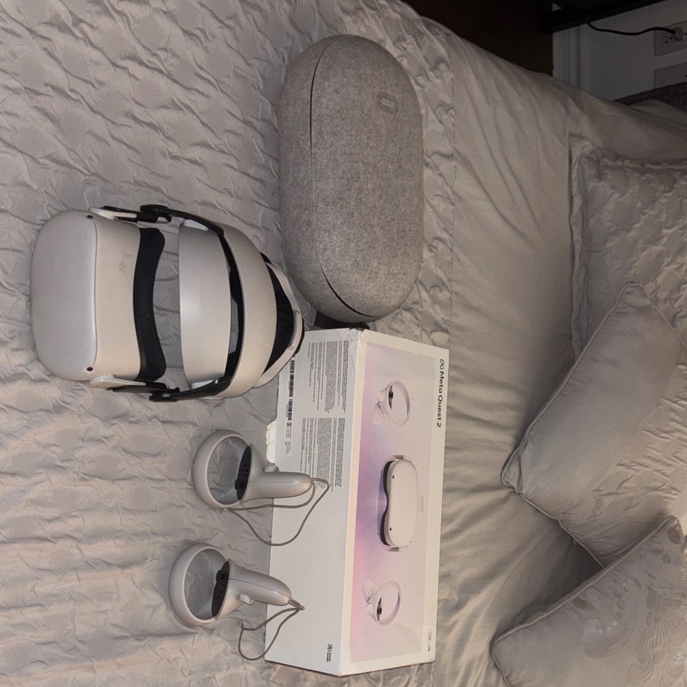 Oculus VR Headset with Controllers - White and Gray